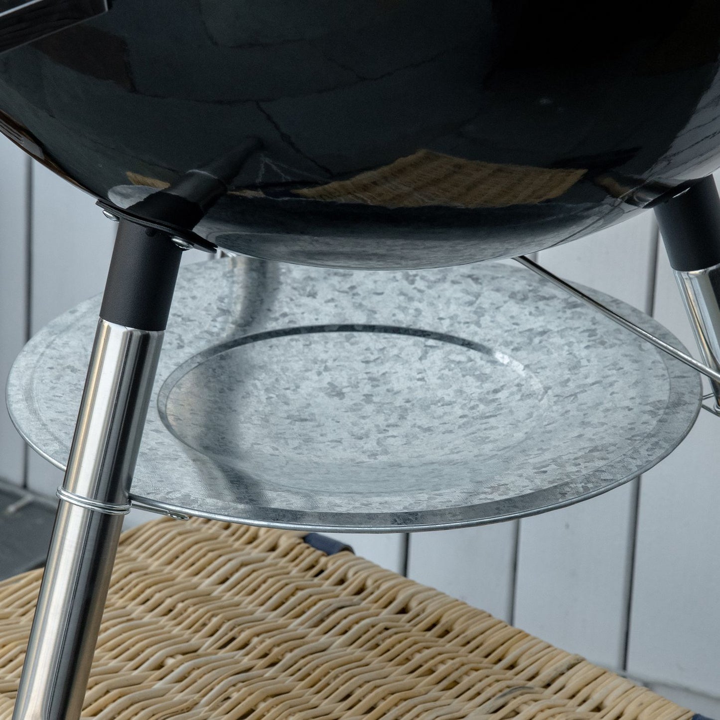 Charcoal grill with lid, thermometer & shelf - 65x65x108cm