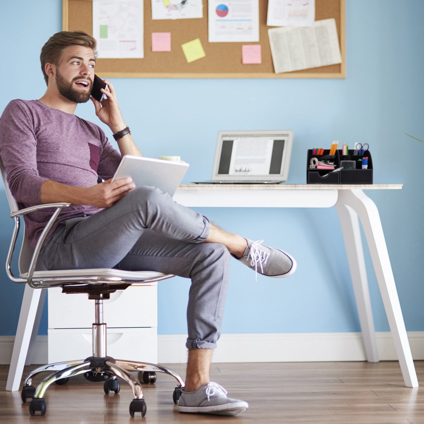 Desk organization in leather look