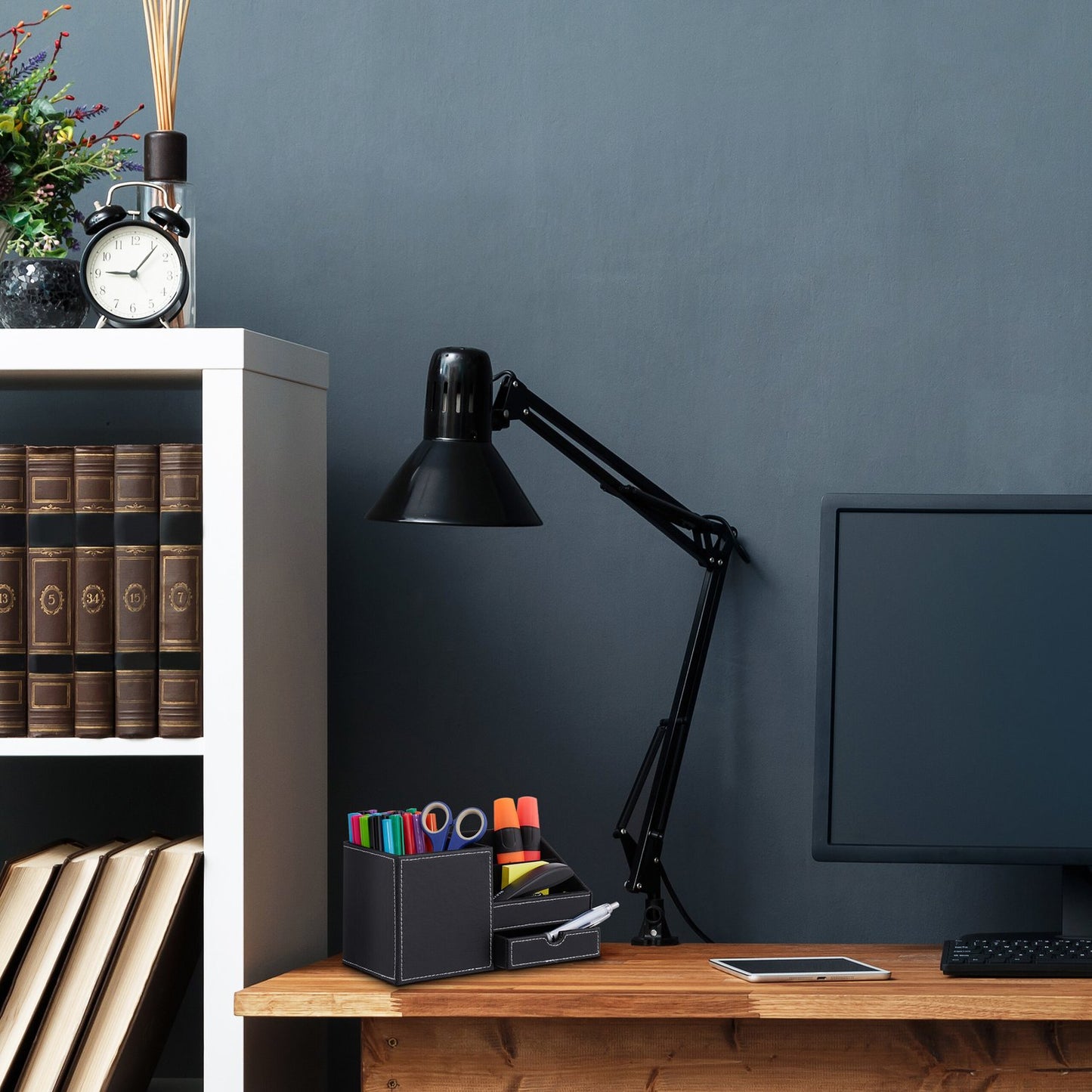 Desk organization in leather look