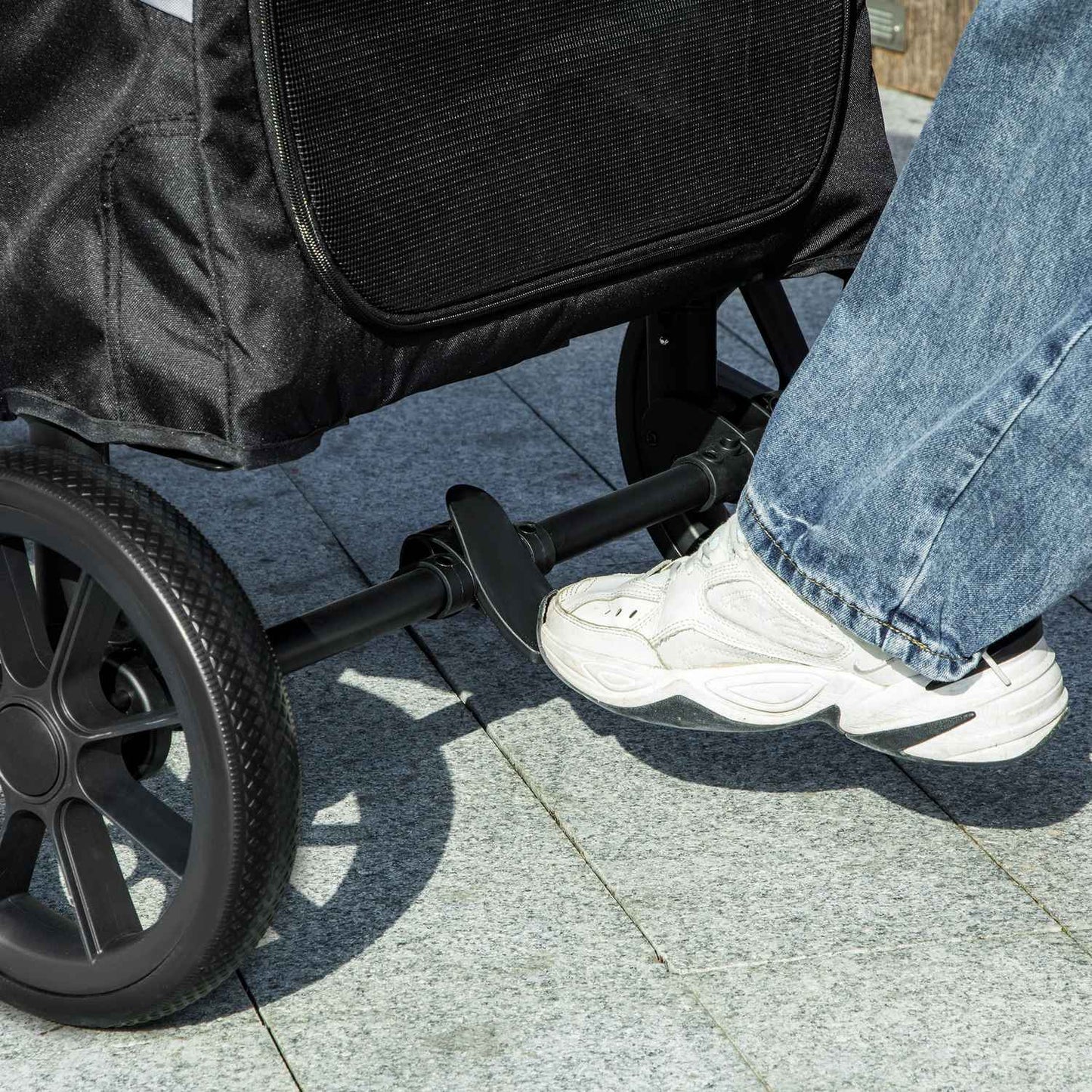 Collapsible pet carriage for large dogs and cats, up to 30 kg