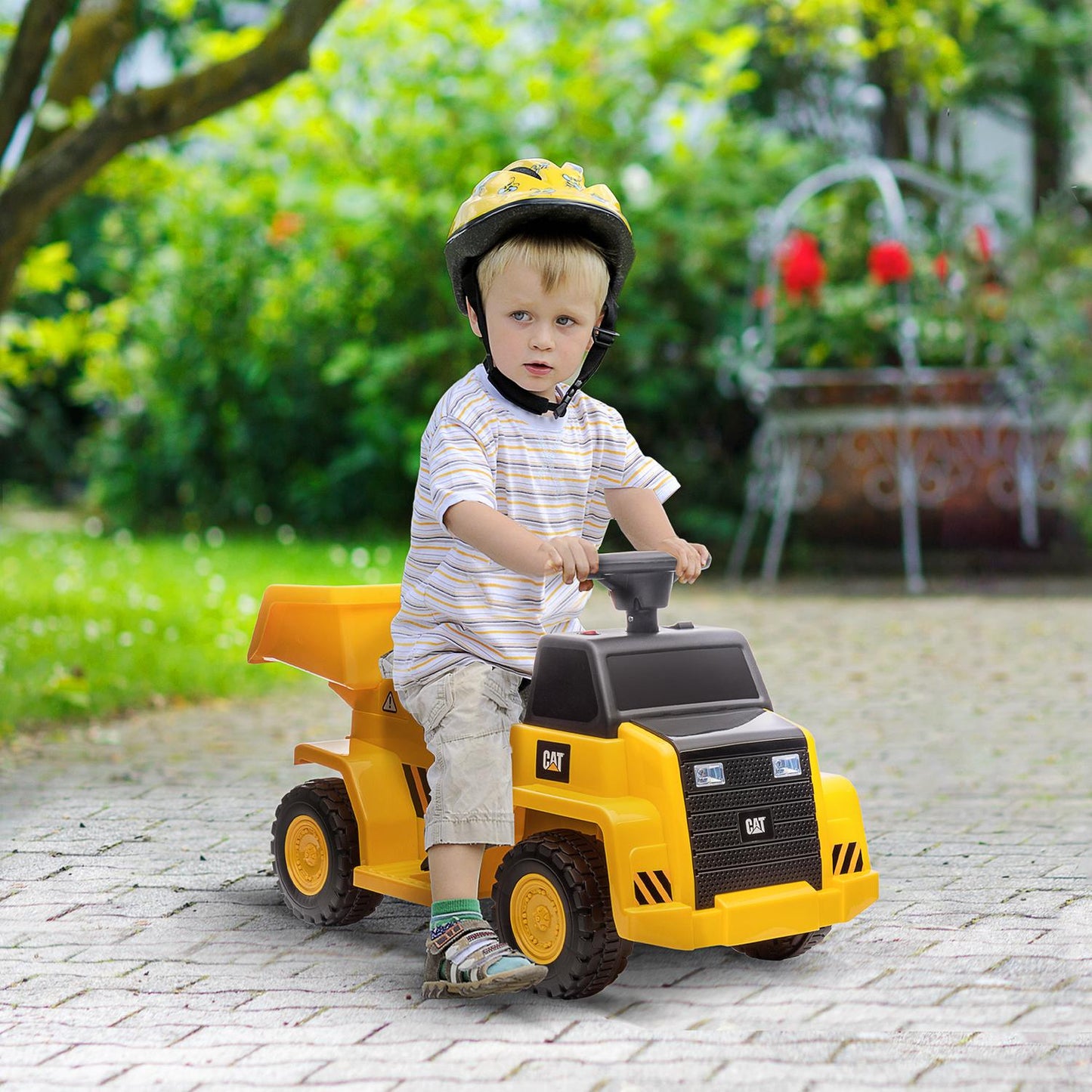 Electric toy tractor with horn and tilt loader