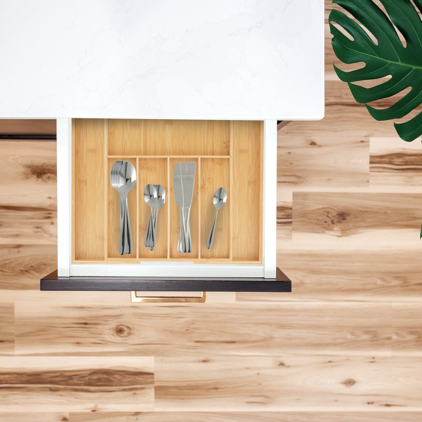 Extendable bamboo cutlery tray