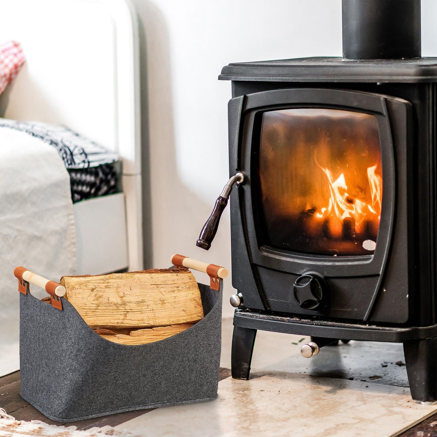 Felt bag with wooden handles
