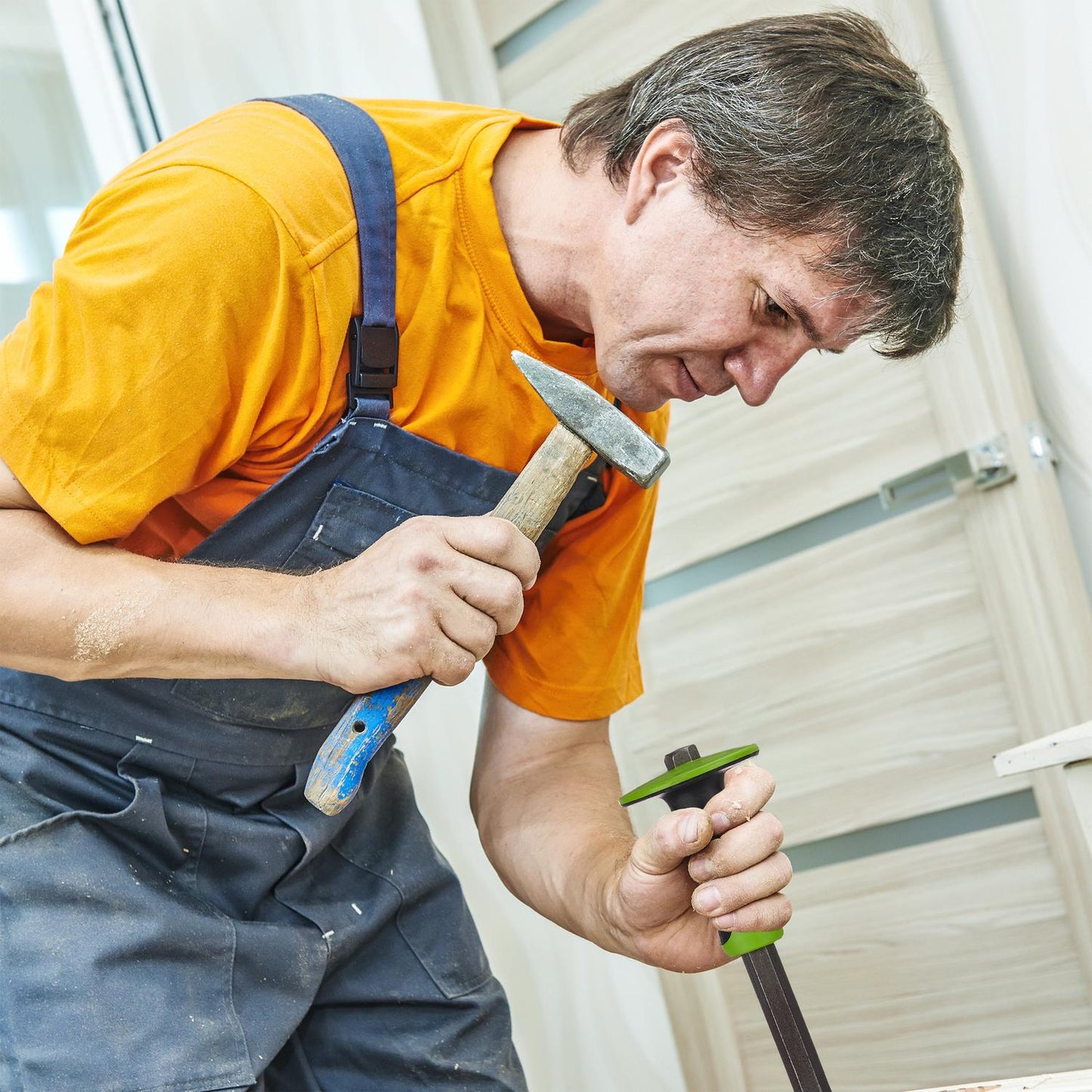 Flat chisel with hand guard