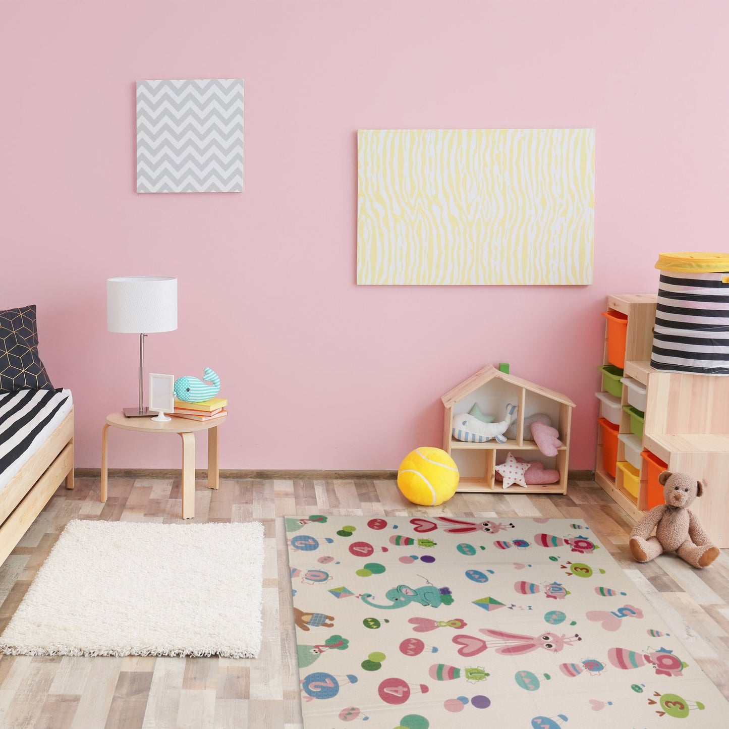 Foldable play mat with animal motifs