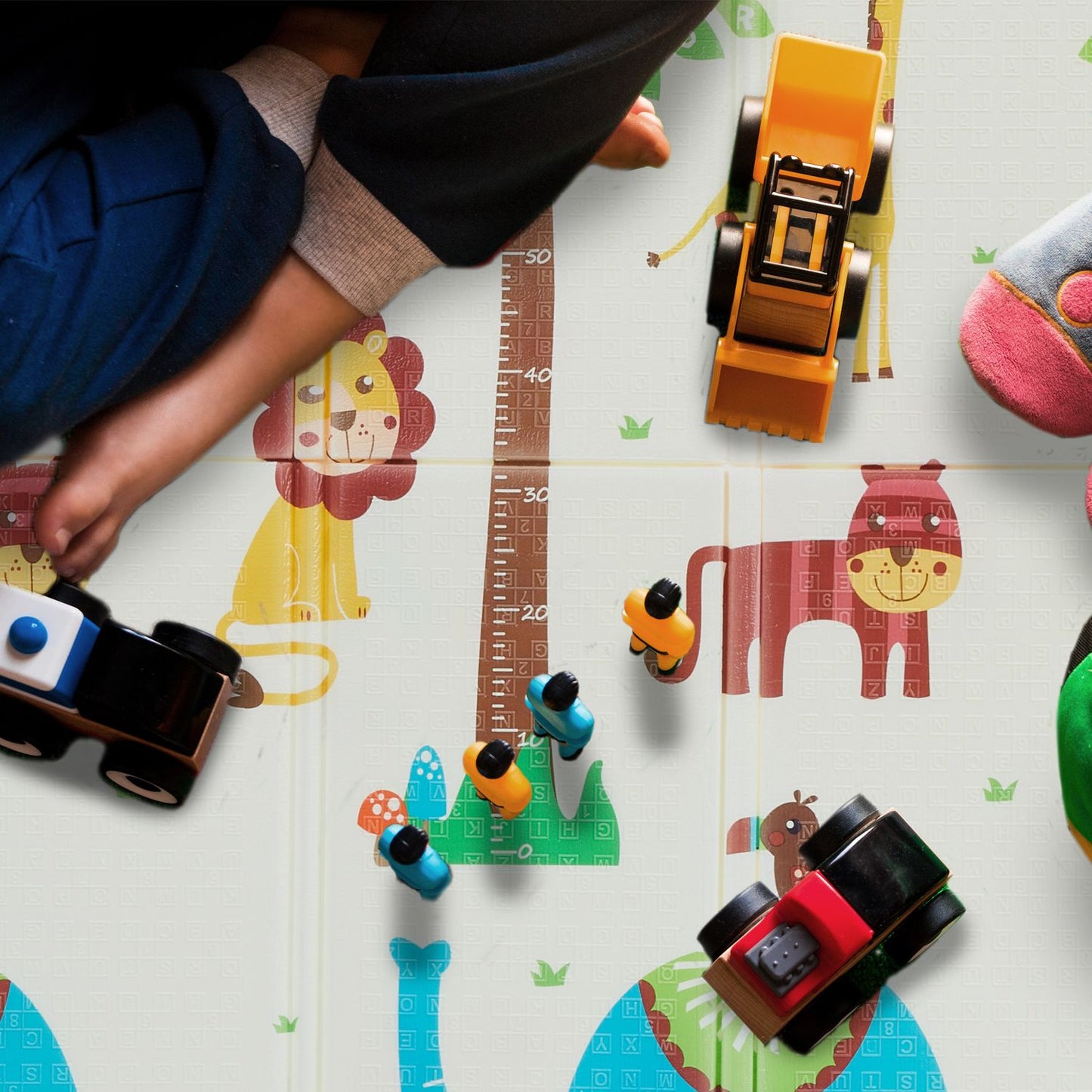 Foldable play mat with animal motifs