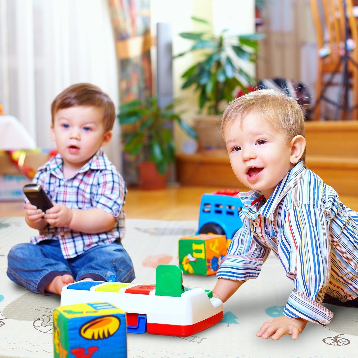 Foldable play mat with animal motifs