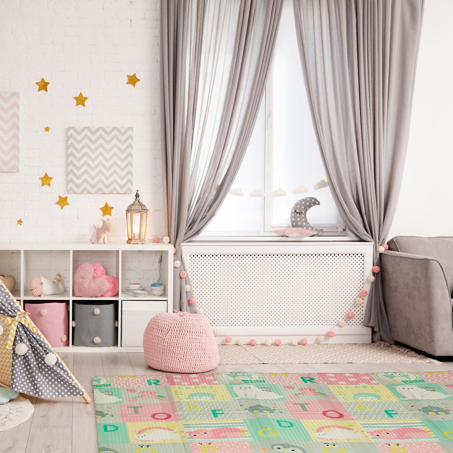 Foldable play mat with animal motifs