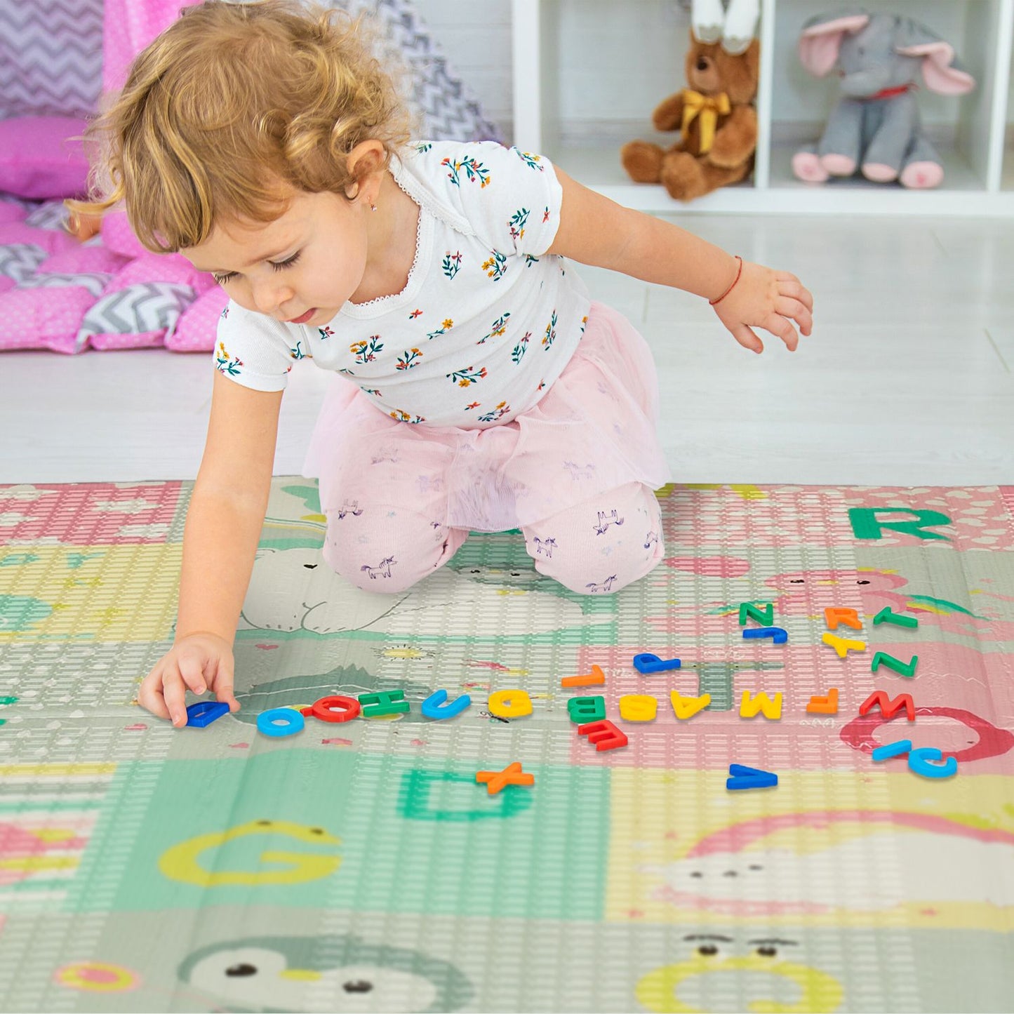Foldable play mat with animal motifs