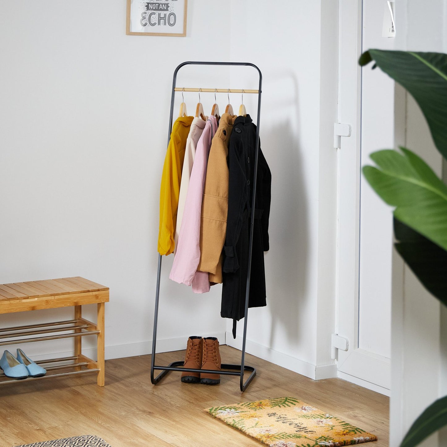 Freestanding coat hanger in metal