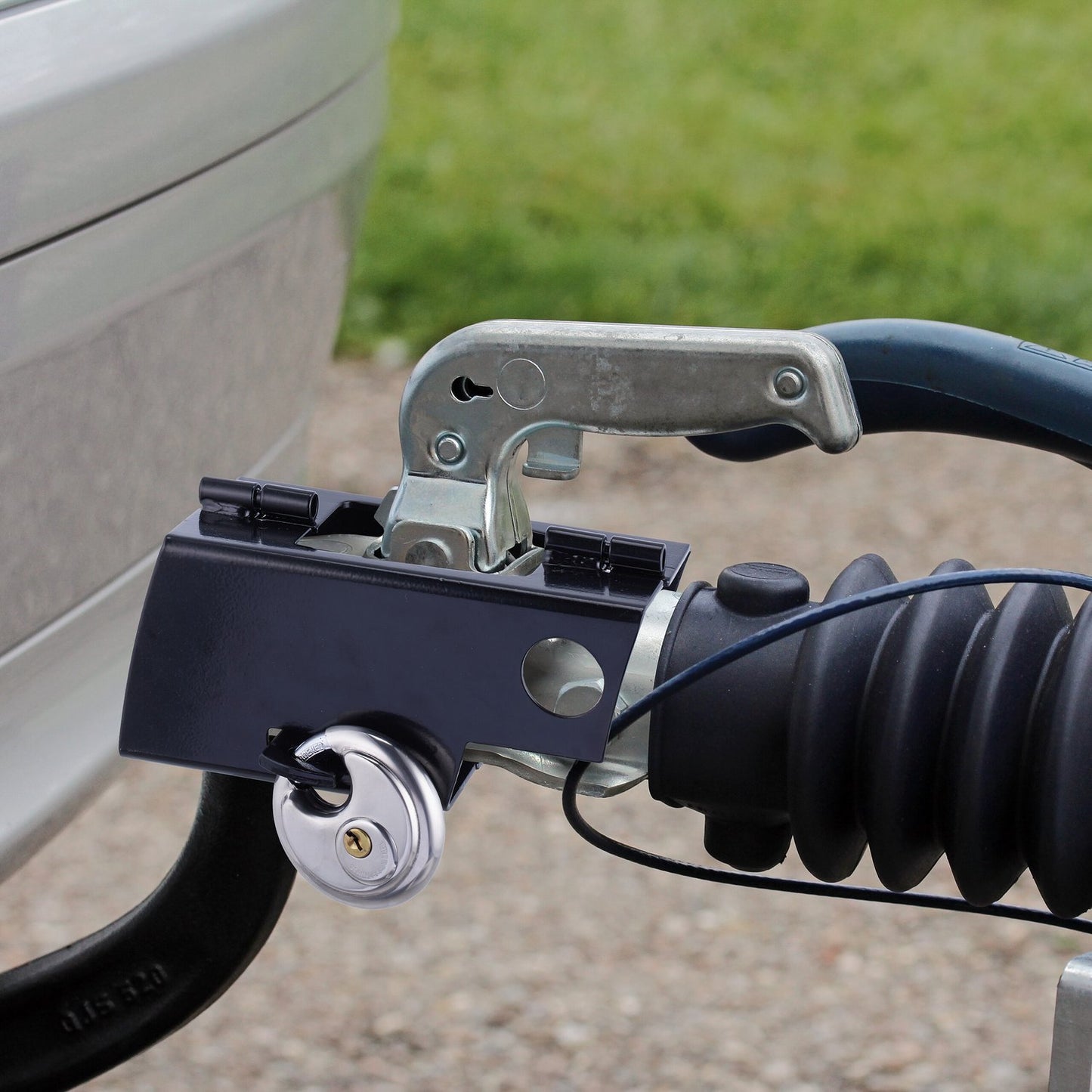 Hinge lock for trailer