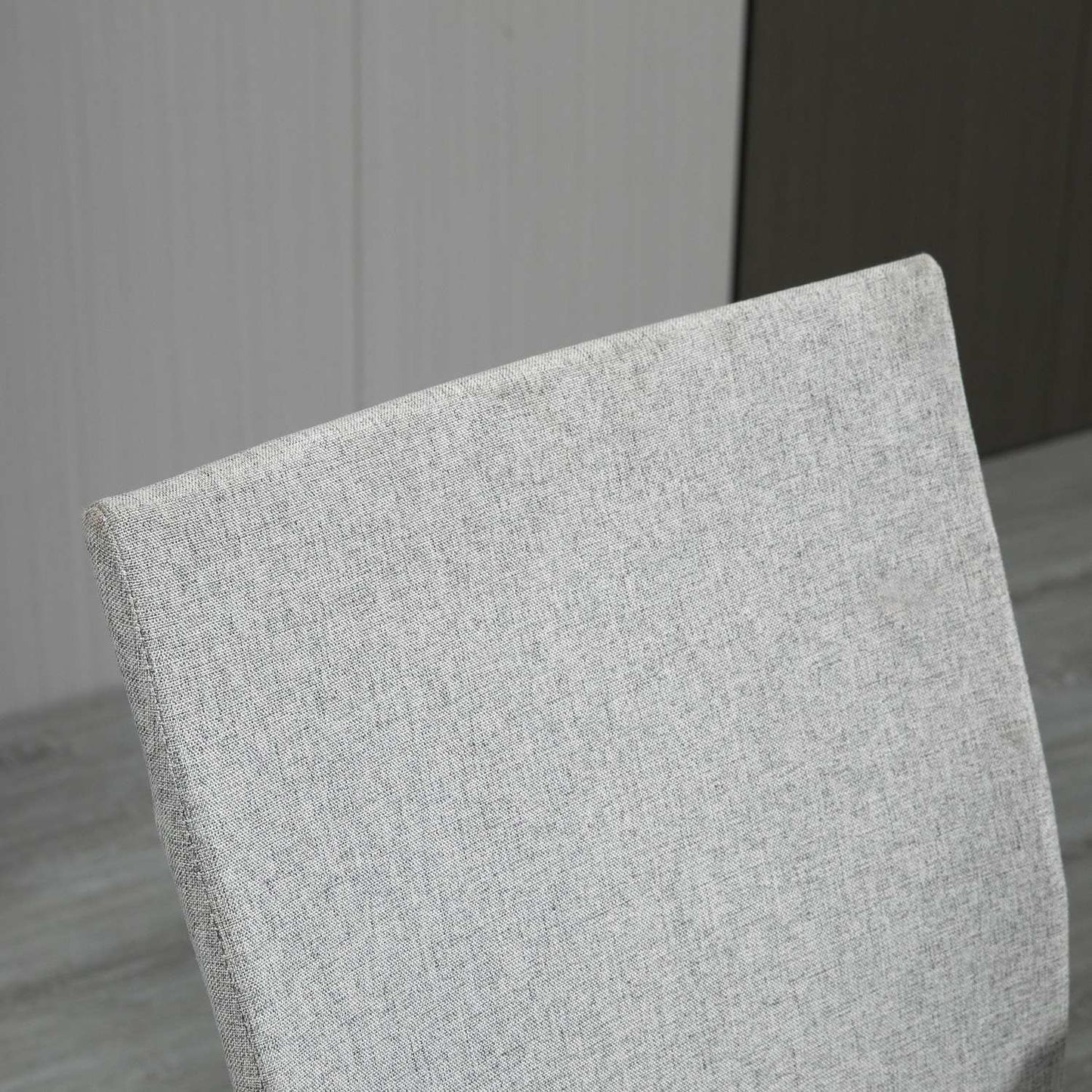 Ergonomic office chair with headrest, mesh back and swivel wheels