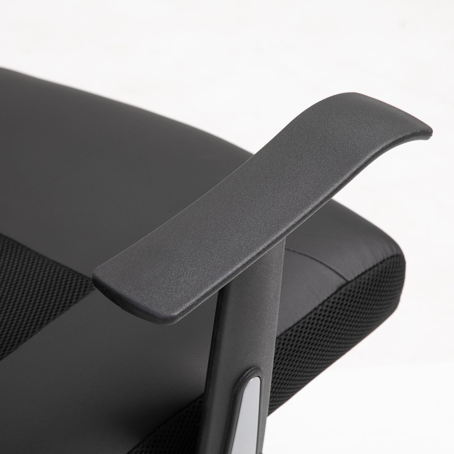 Ergonomic office chair in black PU leather, adjustable in height