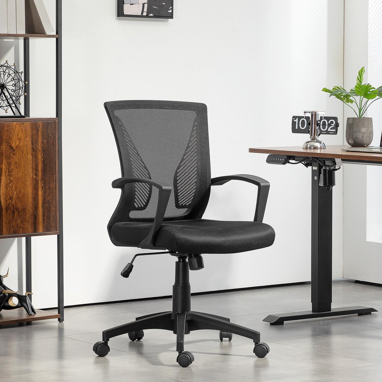 Black swivel office chair with tilt, 120 kg capacity