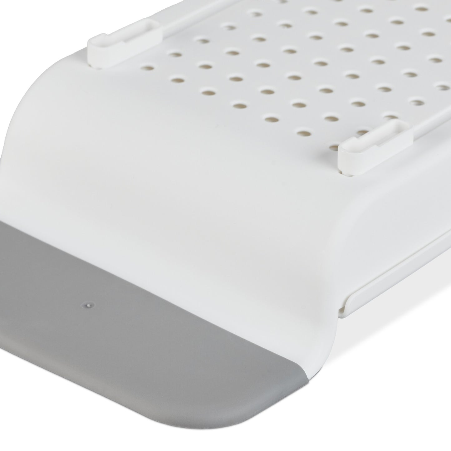 Pull-out shelf for bathtub