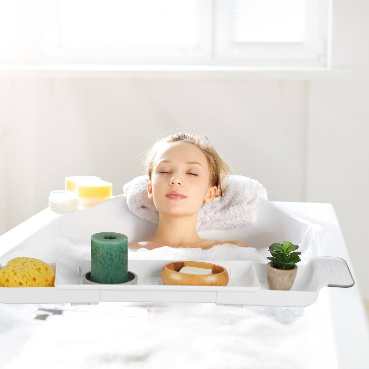 Pull-out shelf for bathtub