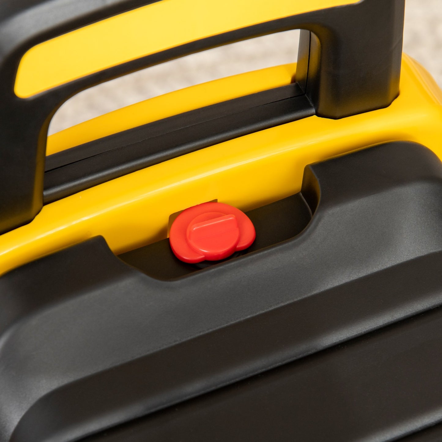 Riding excavator toy with shovel and horn, yellow/black