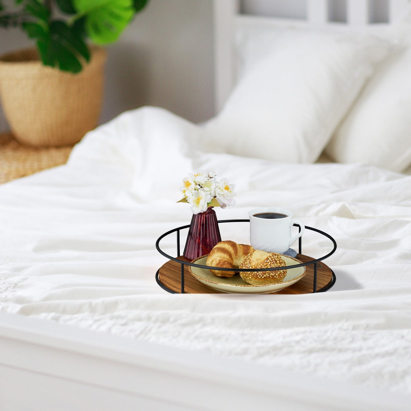 Round tray with metal edge