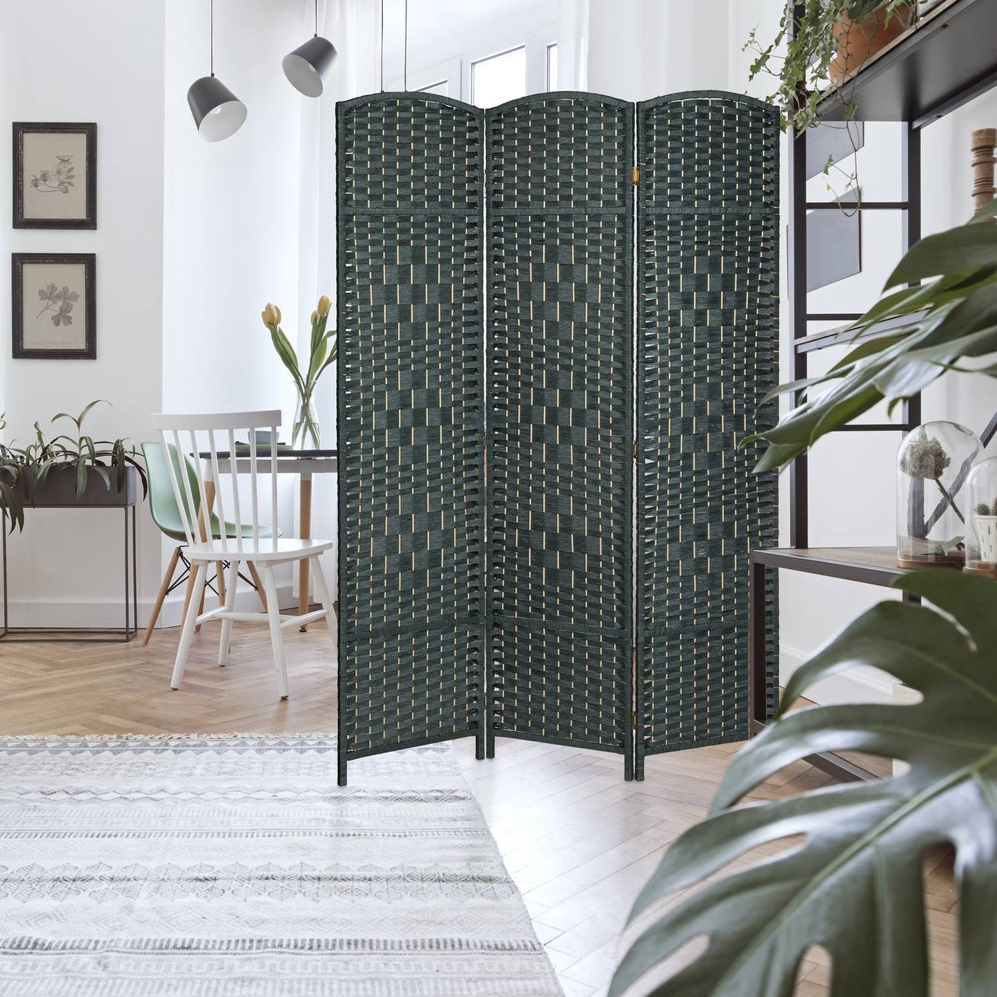 Screen wall with 3 panels