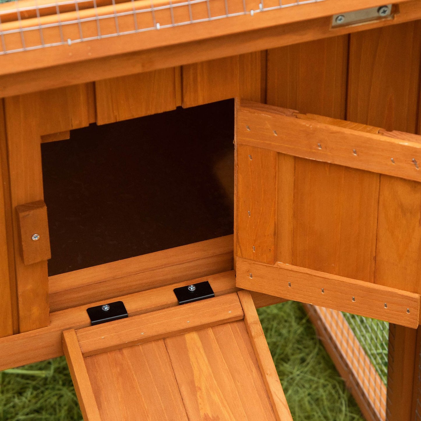 Small animal house, spruce wood, with roof & tray, 156x58x68 cm