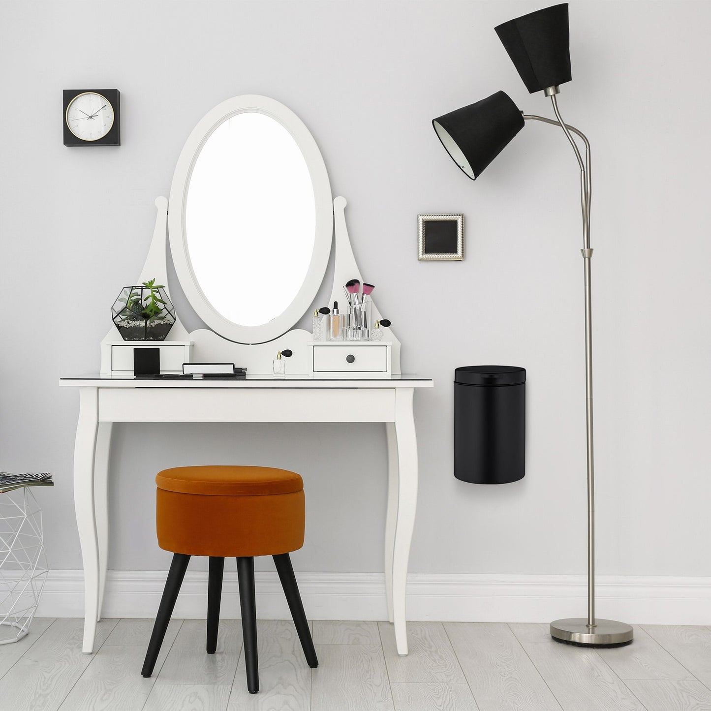 Wall-mounted cosmetics container 5 liters
