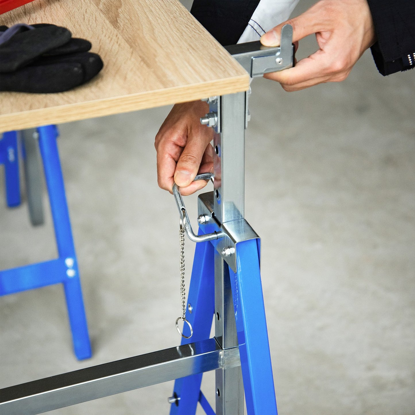 Folding steel trestle, 200 kg, adjustable height, blue