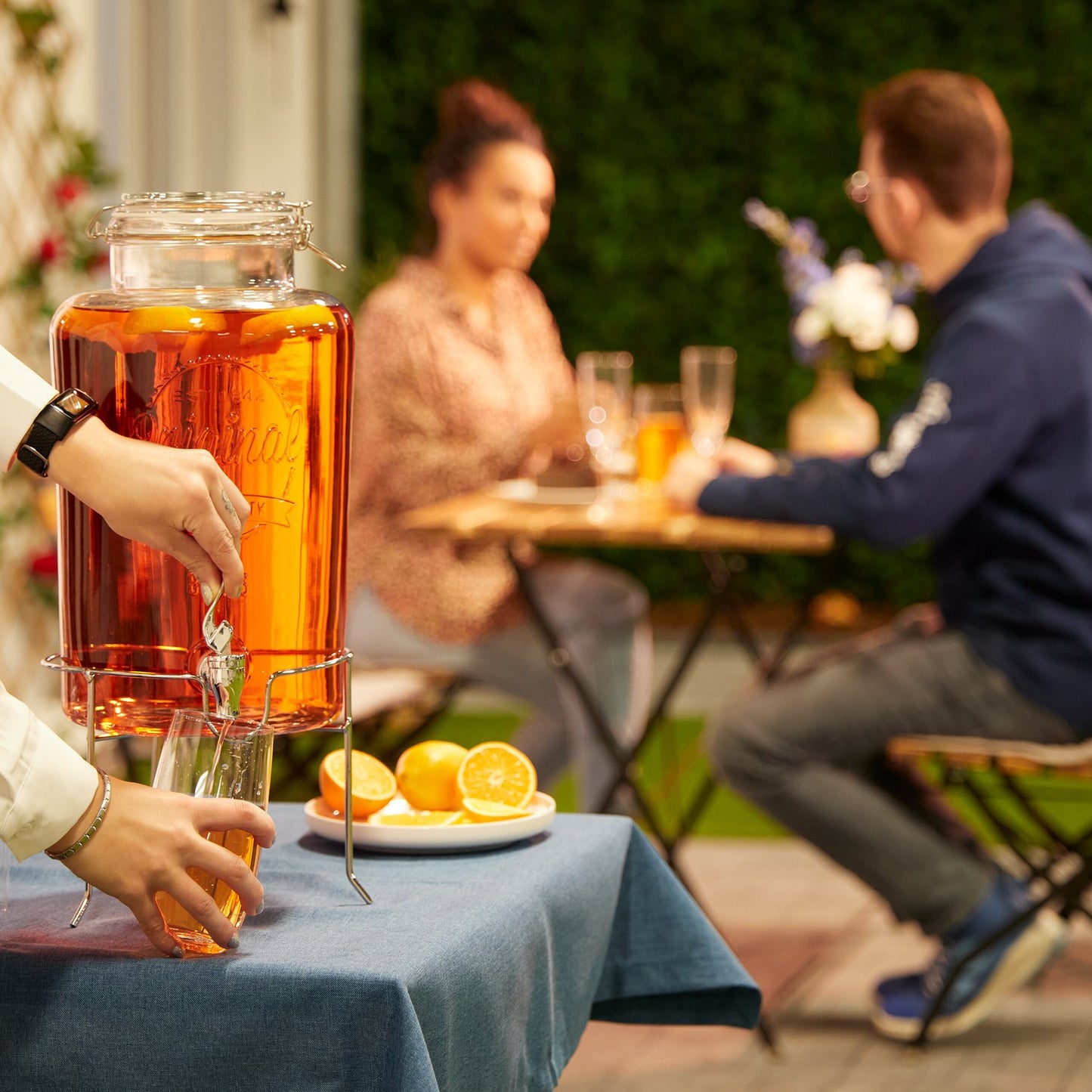 8 L beverage dispenser with stand