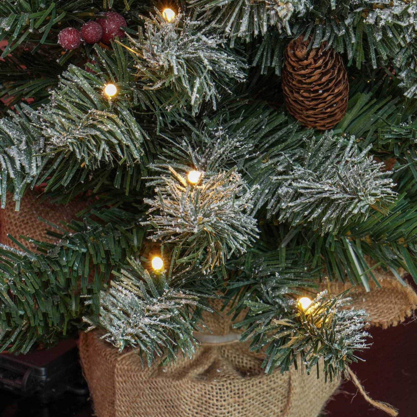 0.6 m artificial Christmas tree with cones, 50 LEDs