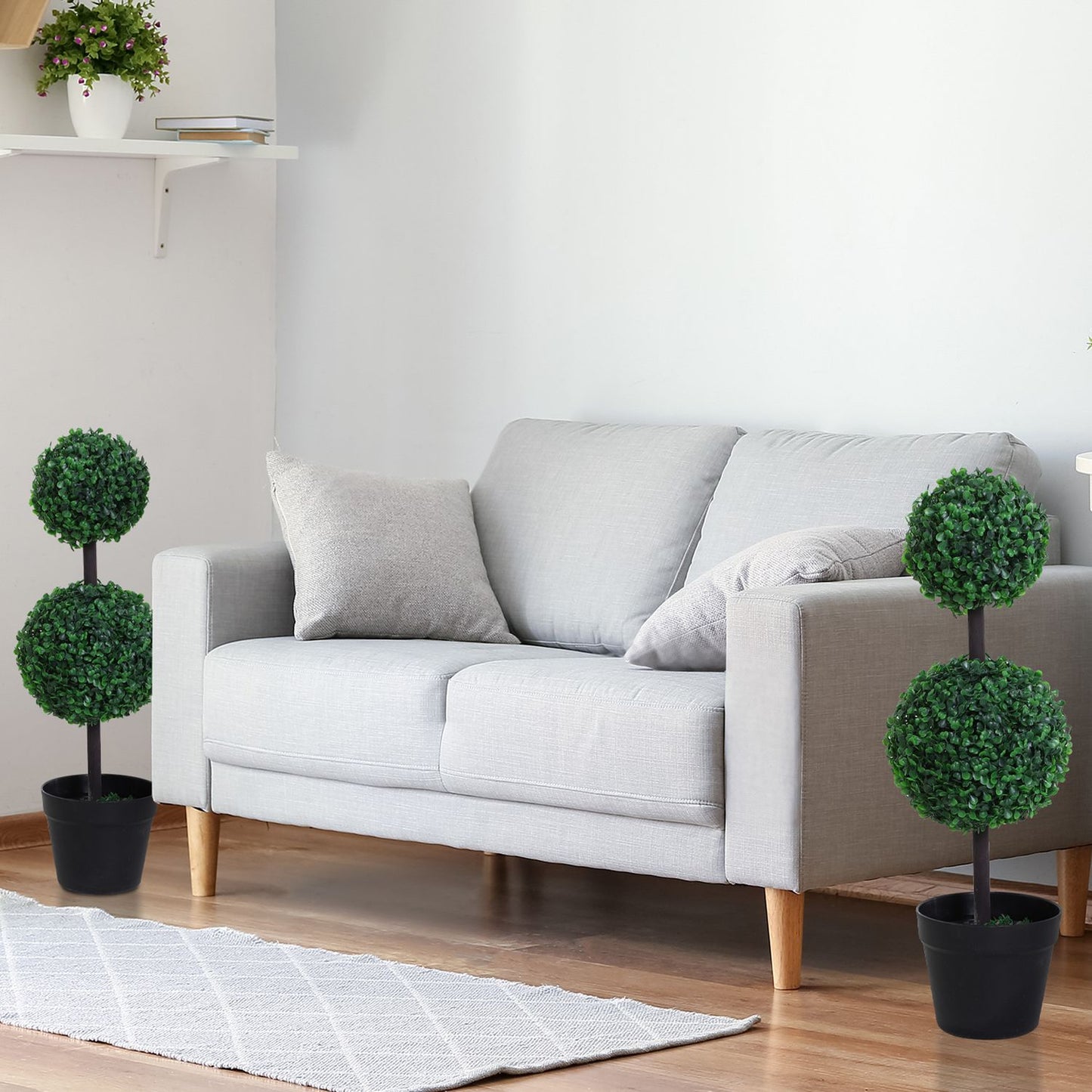 Set of 2 large 67 cm artificial trees with 2 balls