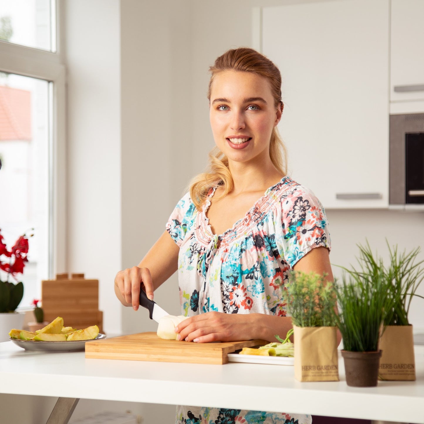 Bamboo cutting board with drip tray