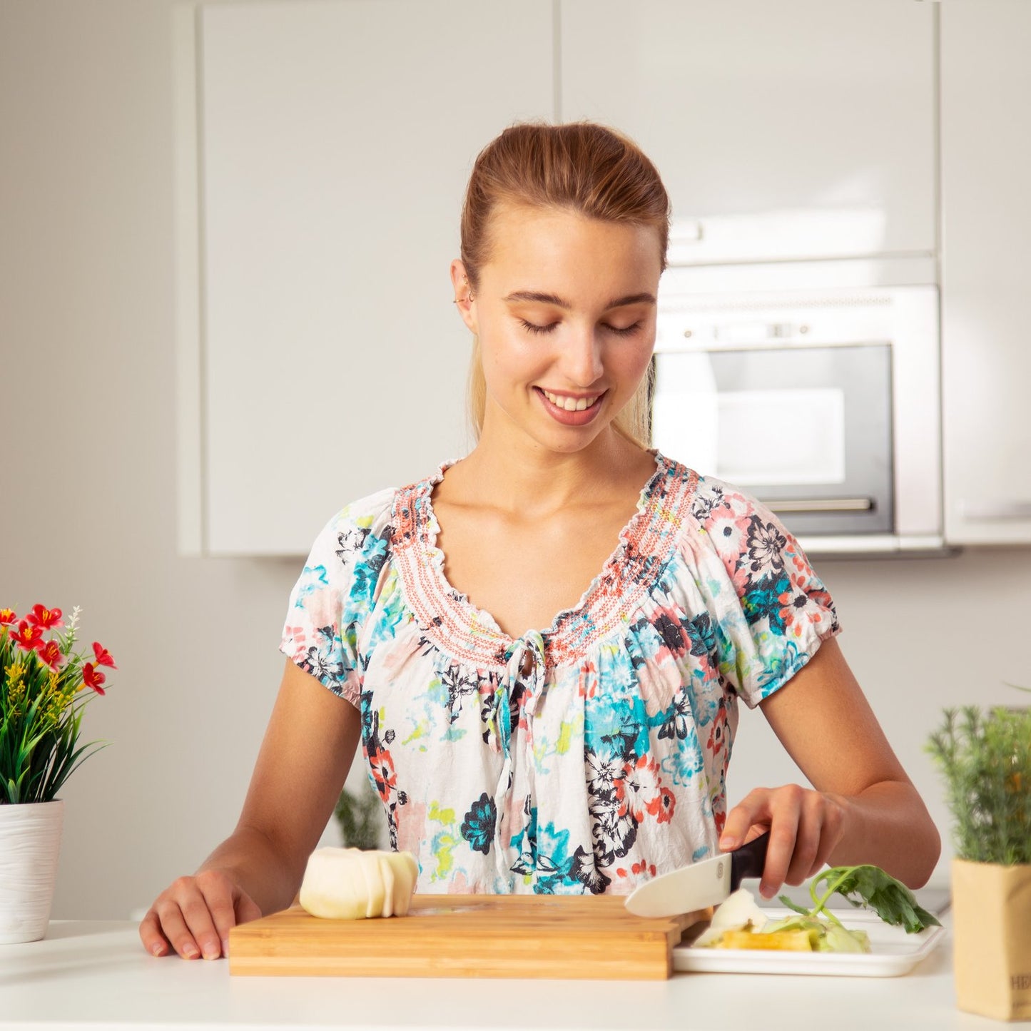 Bamboo cutting board with drip tray