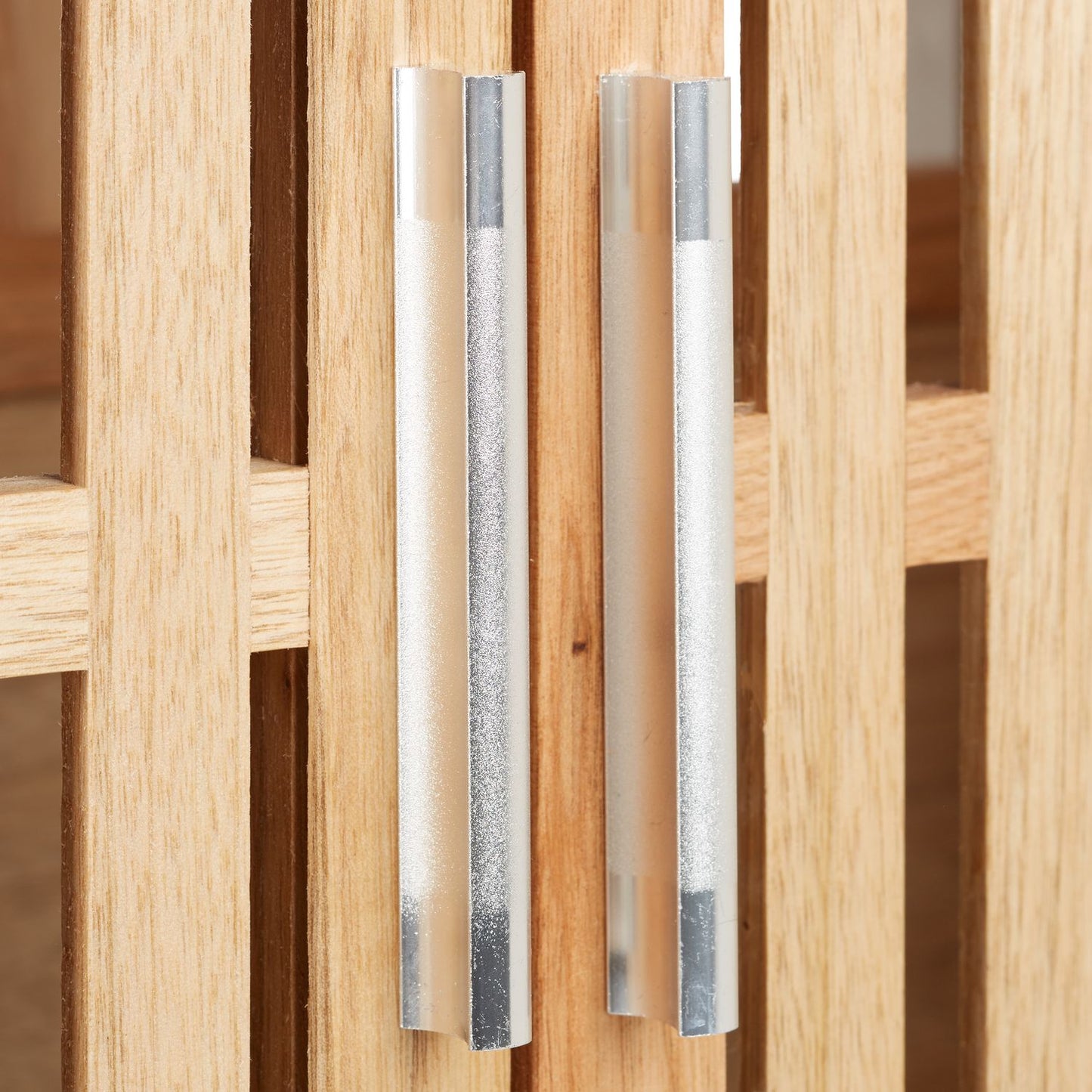 Base cabinet for standing washbasin