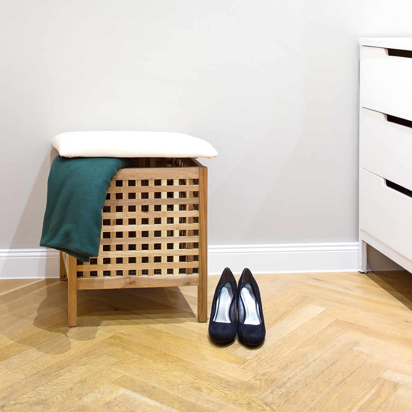 Bathroom stool in walnut with wash basin