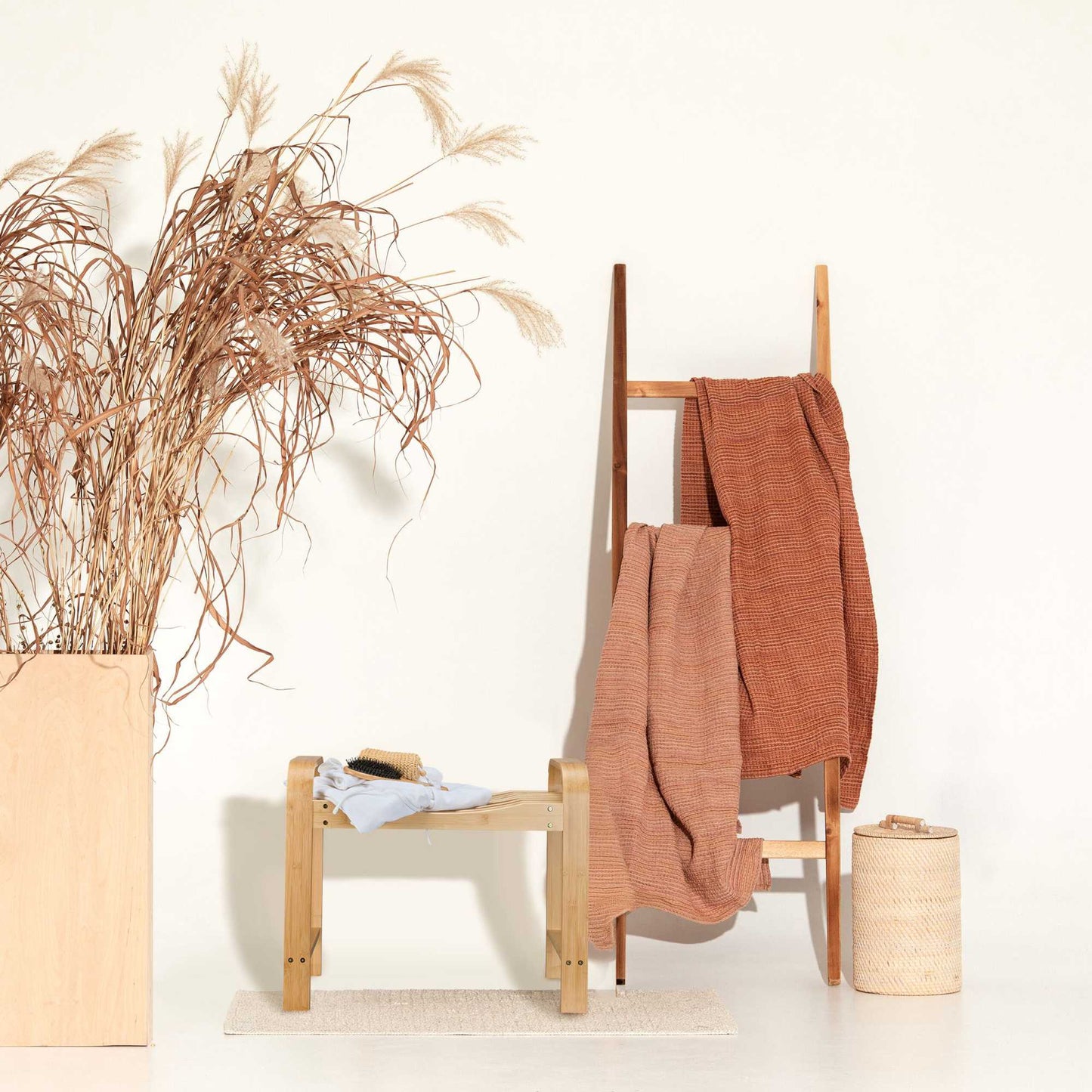 Bathroom stool with handle