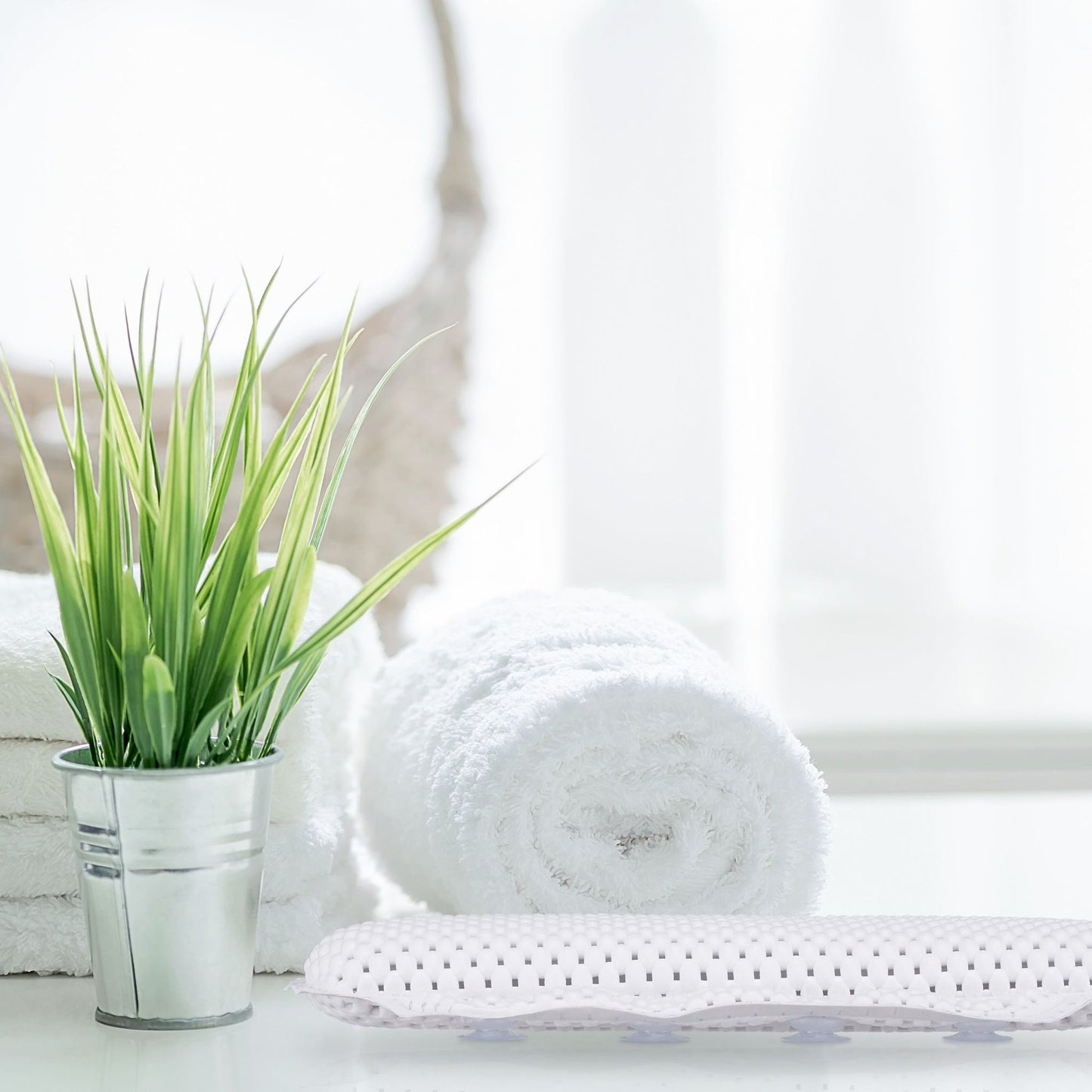 Bathtub pillow with suction cups
