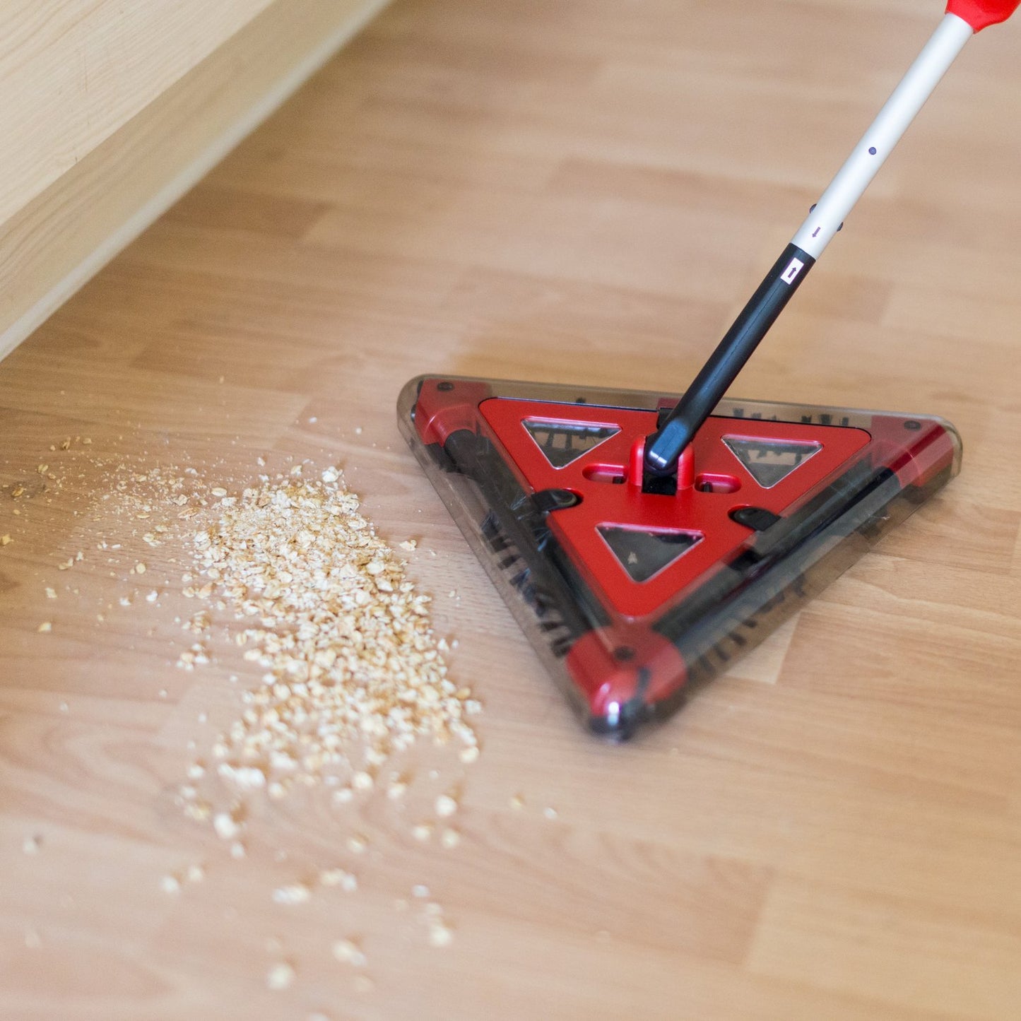 Battery-powered broom without bag