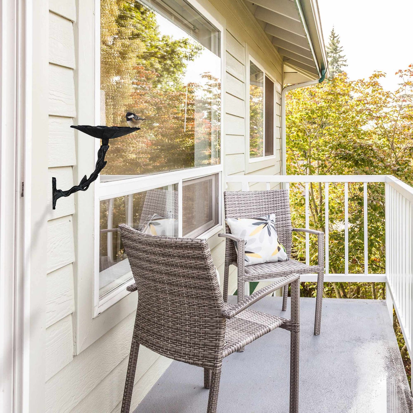 Bird bath in cast iron for the wall