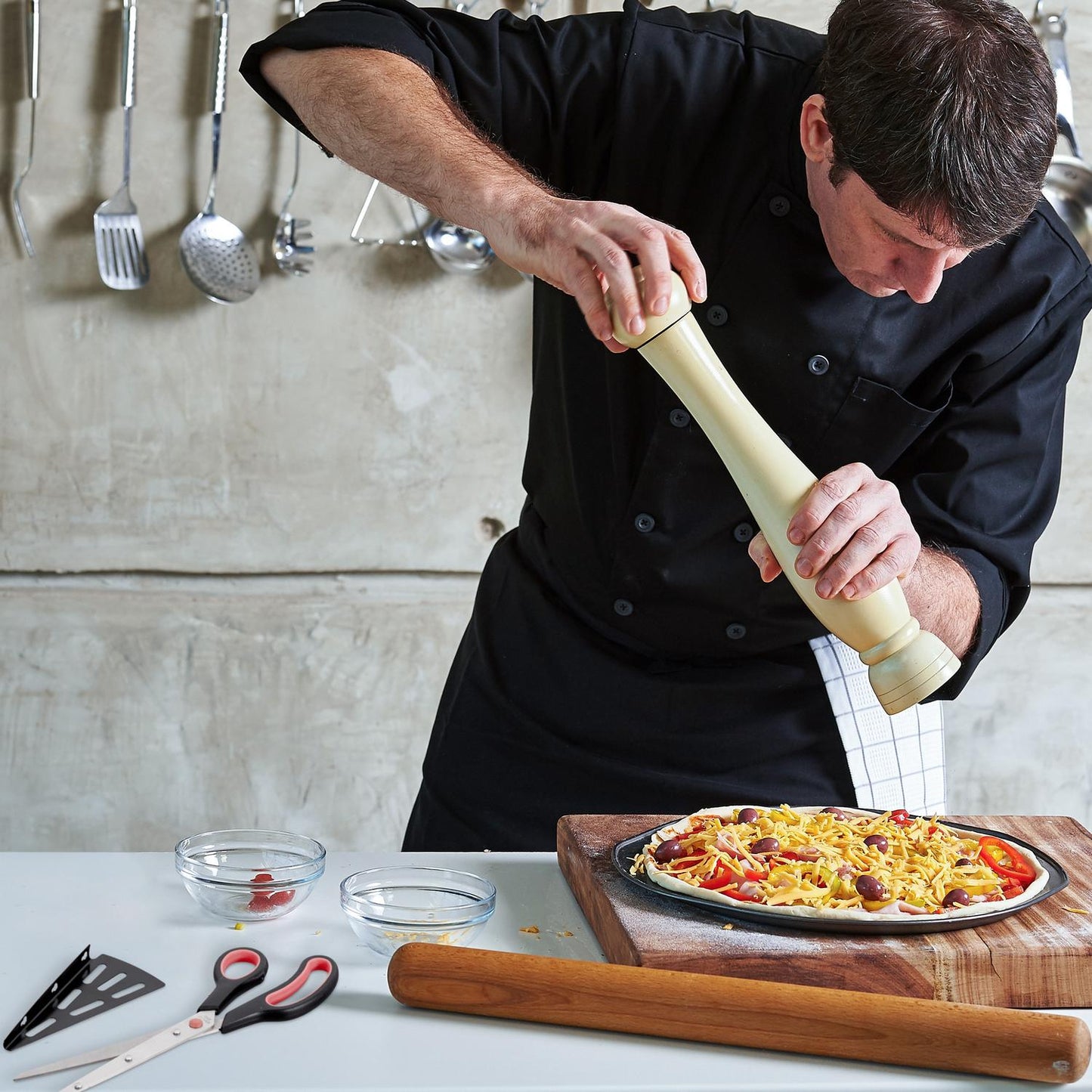 Black and red pizza cutter with lifting device