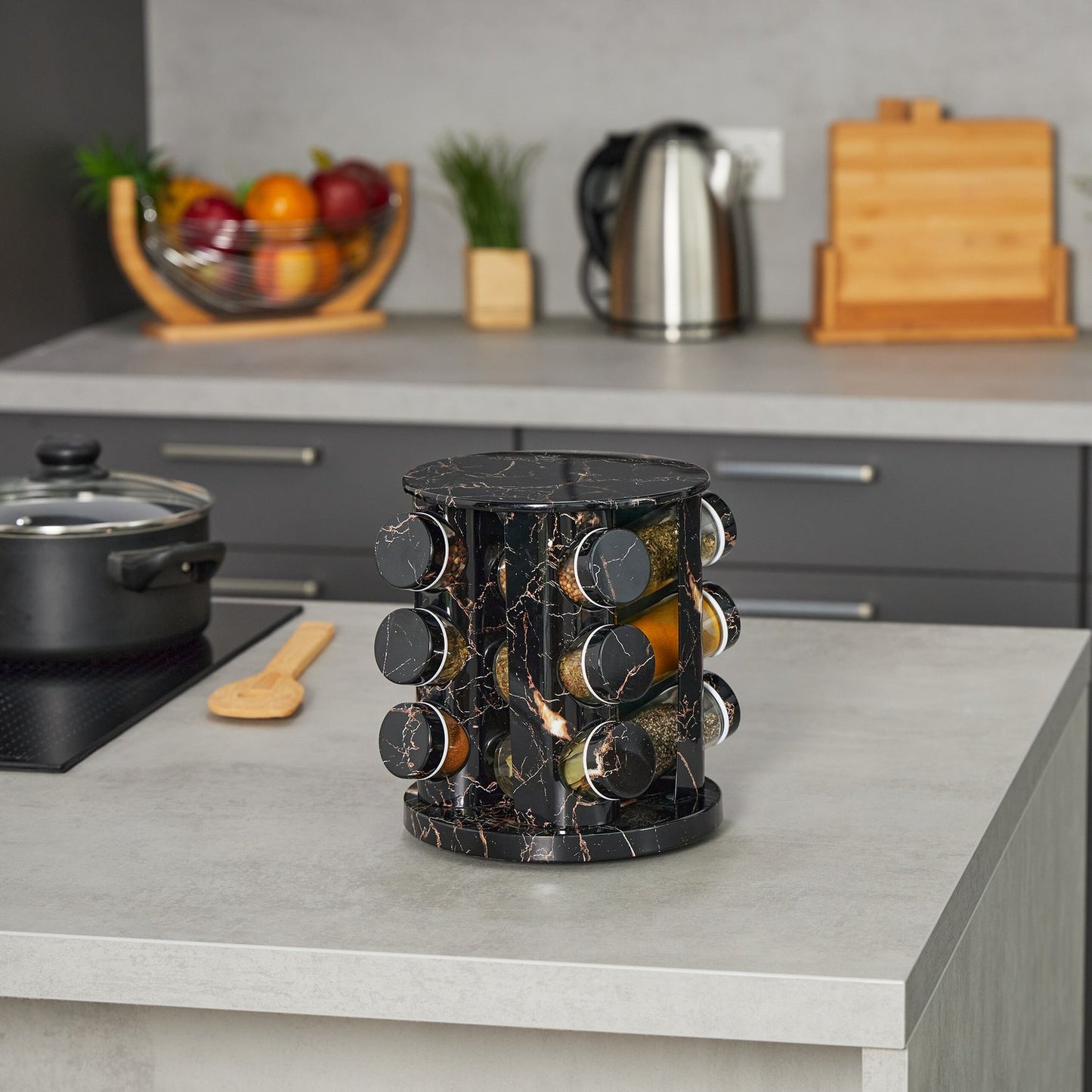 Black spice carousel in marble design