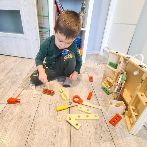 Box + set of wooden tools 22697