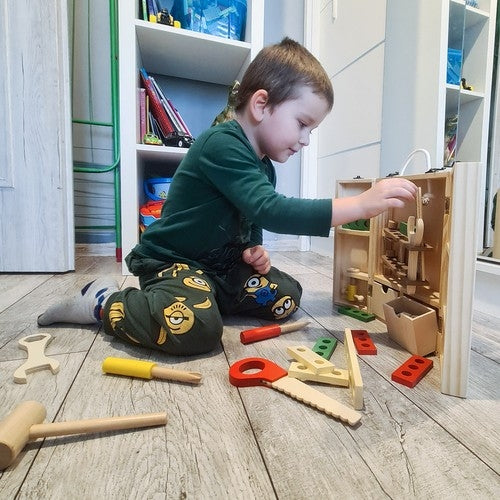 Box + set of wooden tools 22697