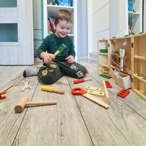Box + set of wooden tools 22697