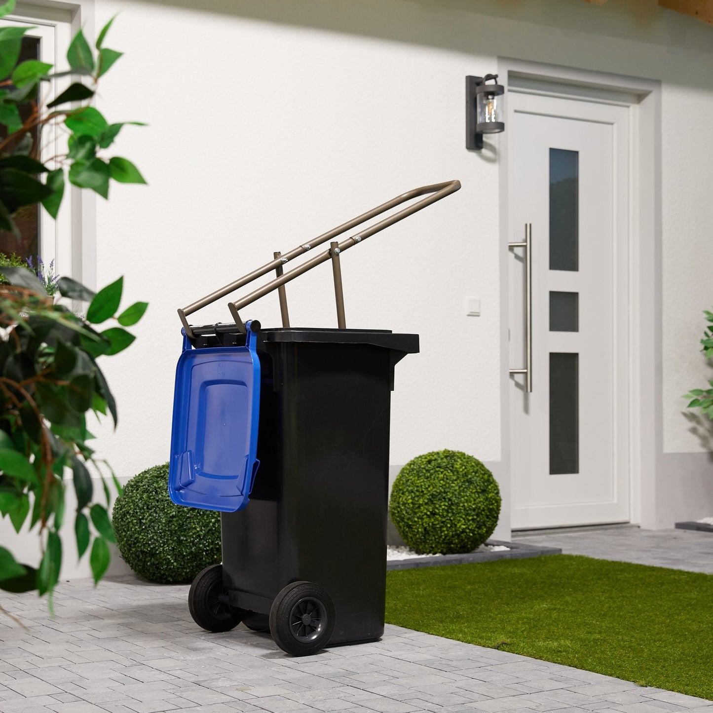 Brown waste compactor for the dustbin