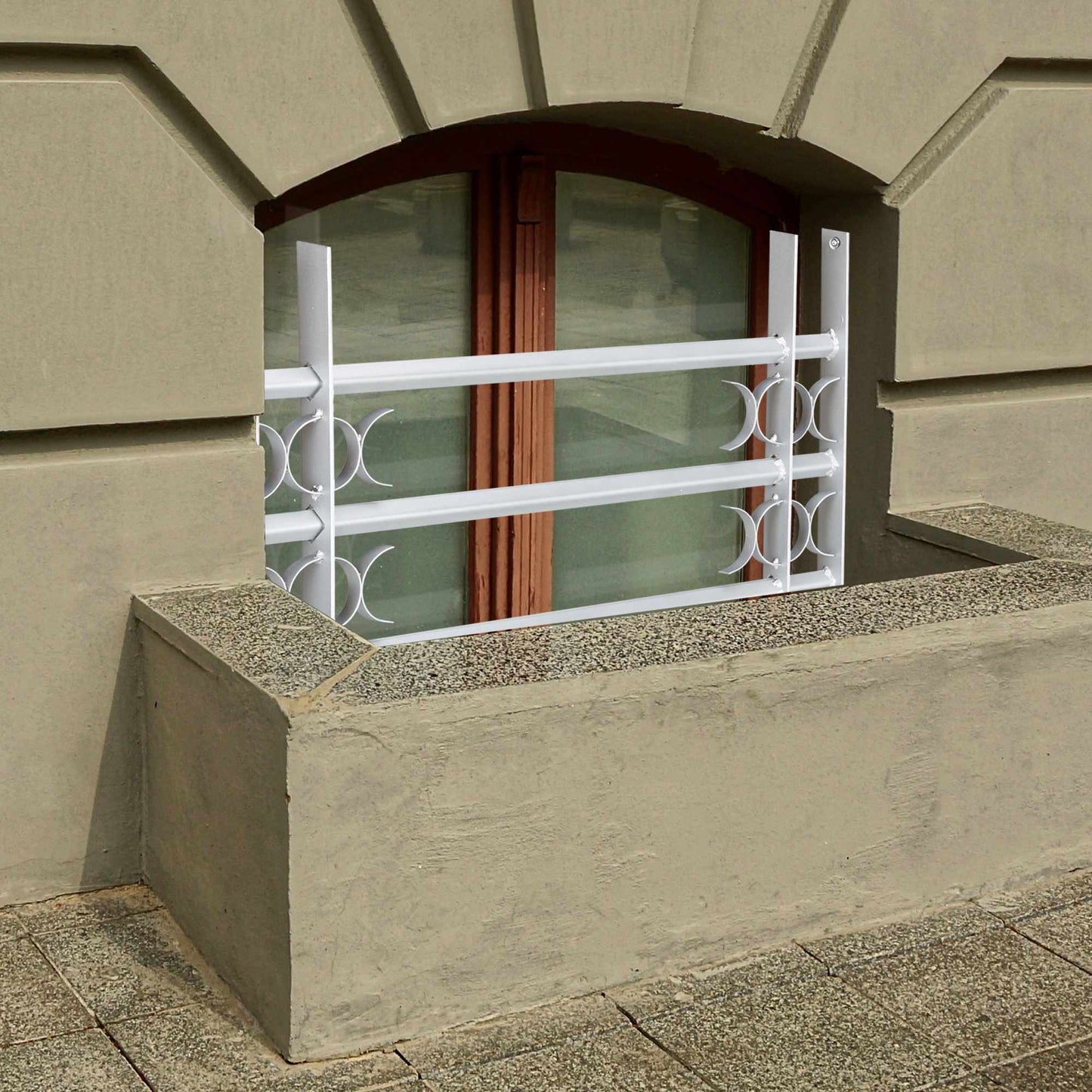 Burglary protection with extendable window grill