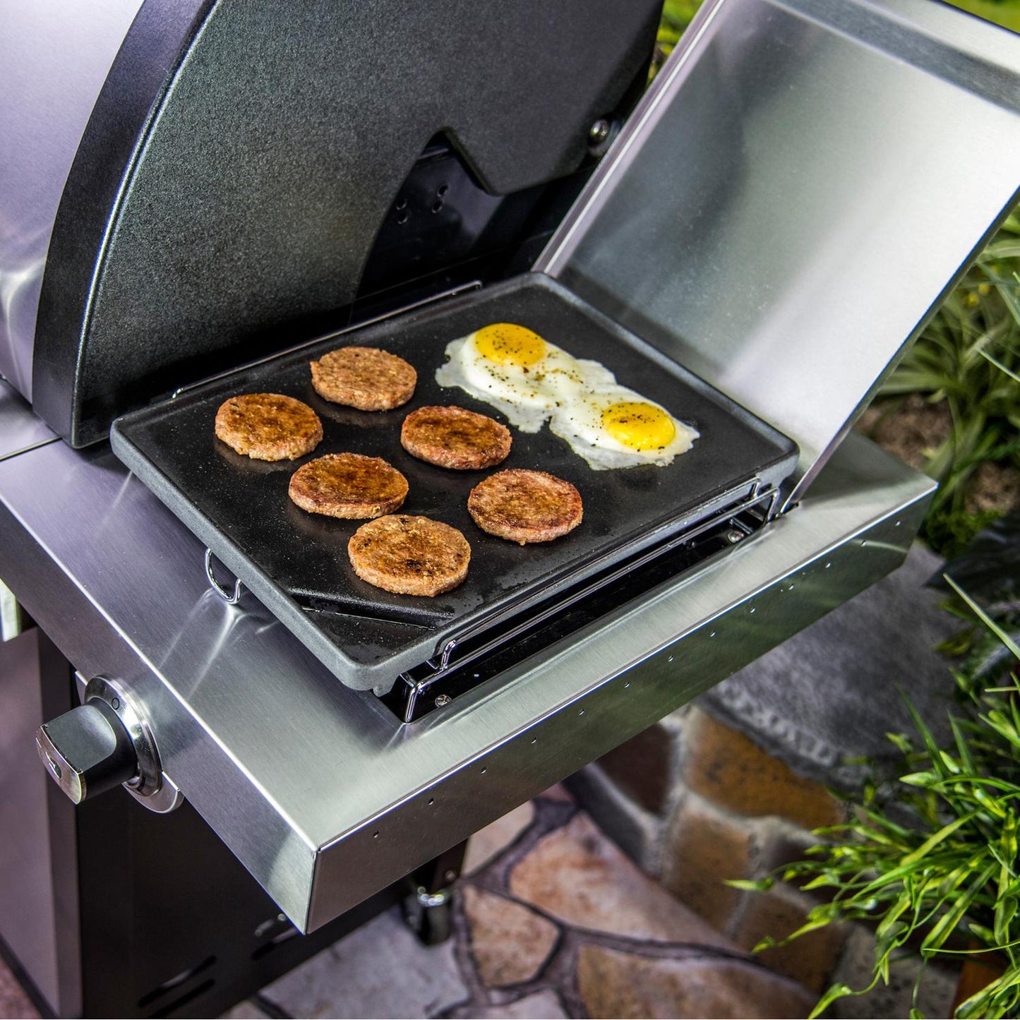 Cast iron griddle including stand