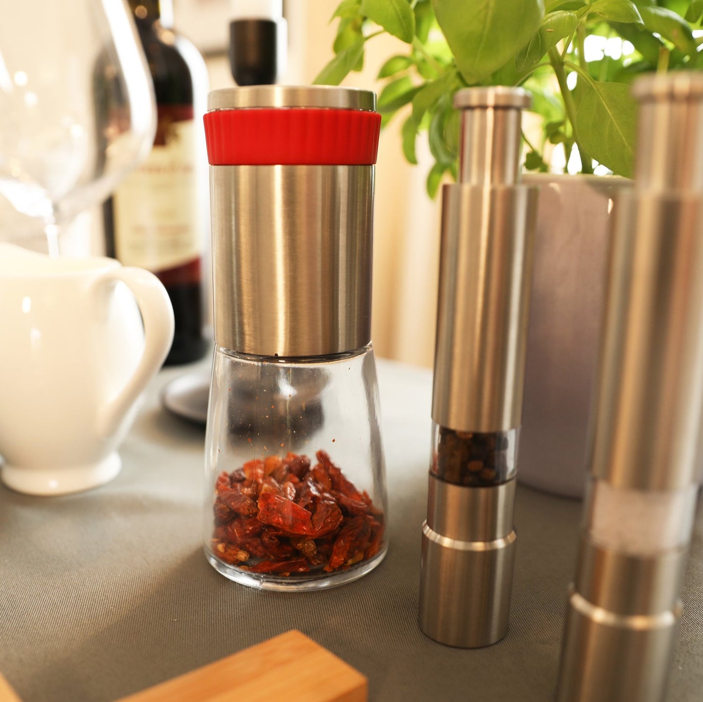 Chili grinder with herb grinder