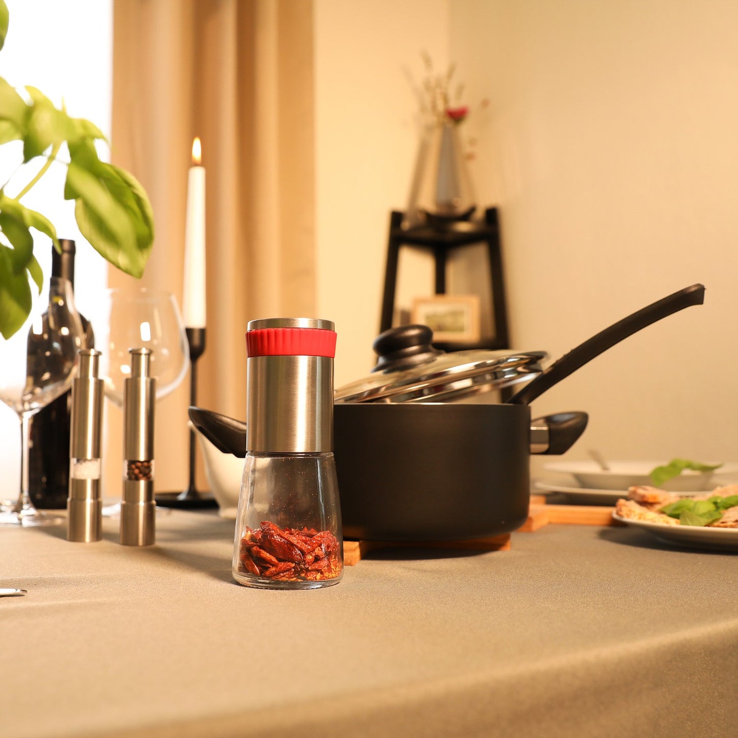 Chili grinder with herb grinder