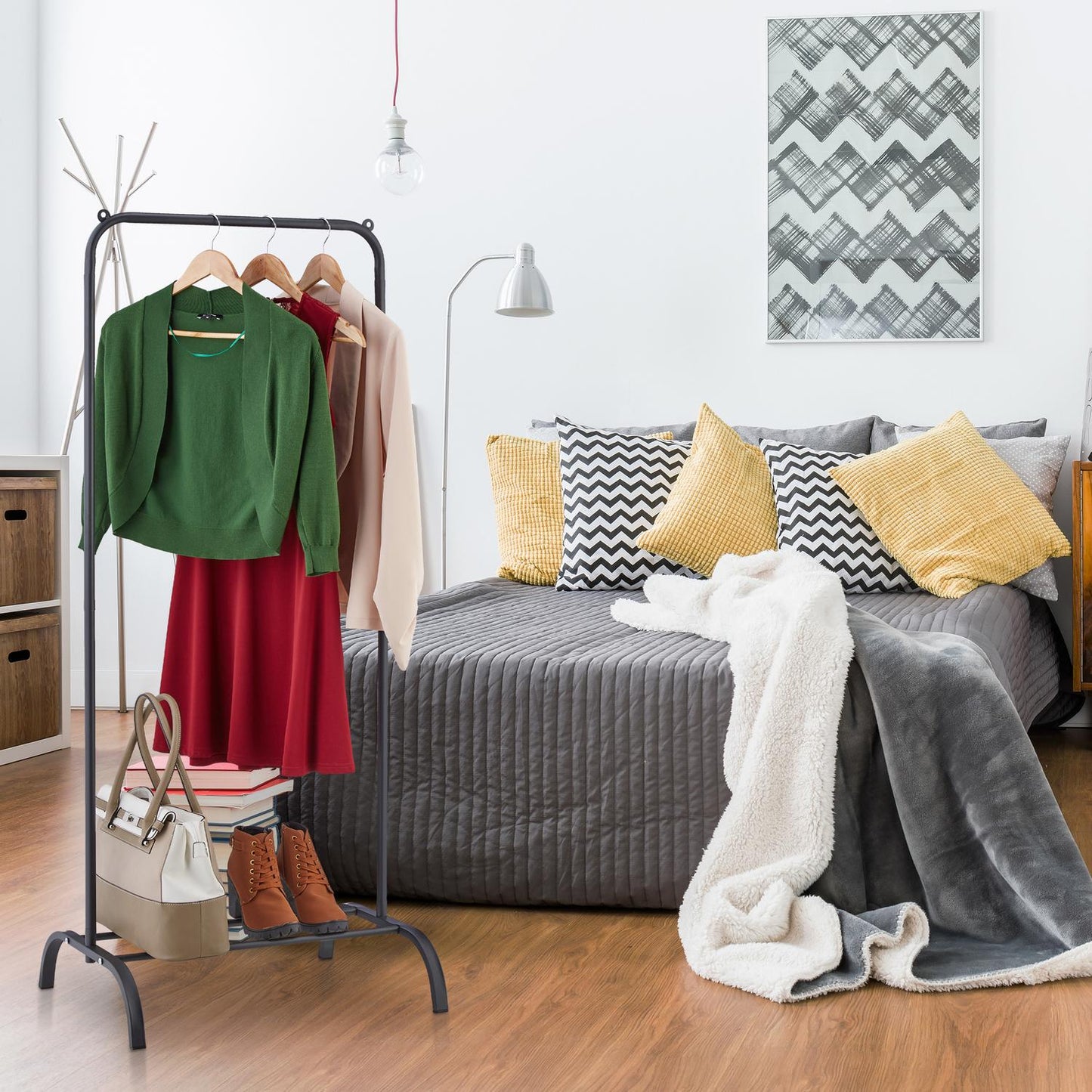 Clothes rack with shelf