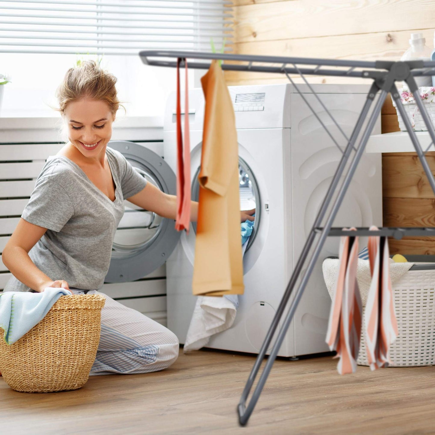 Collapsible clothes horse with wings