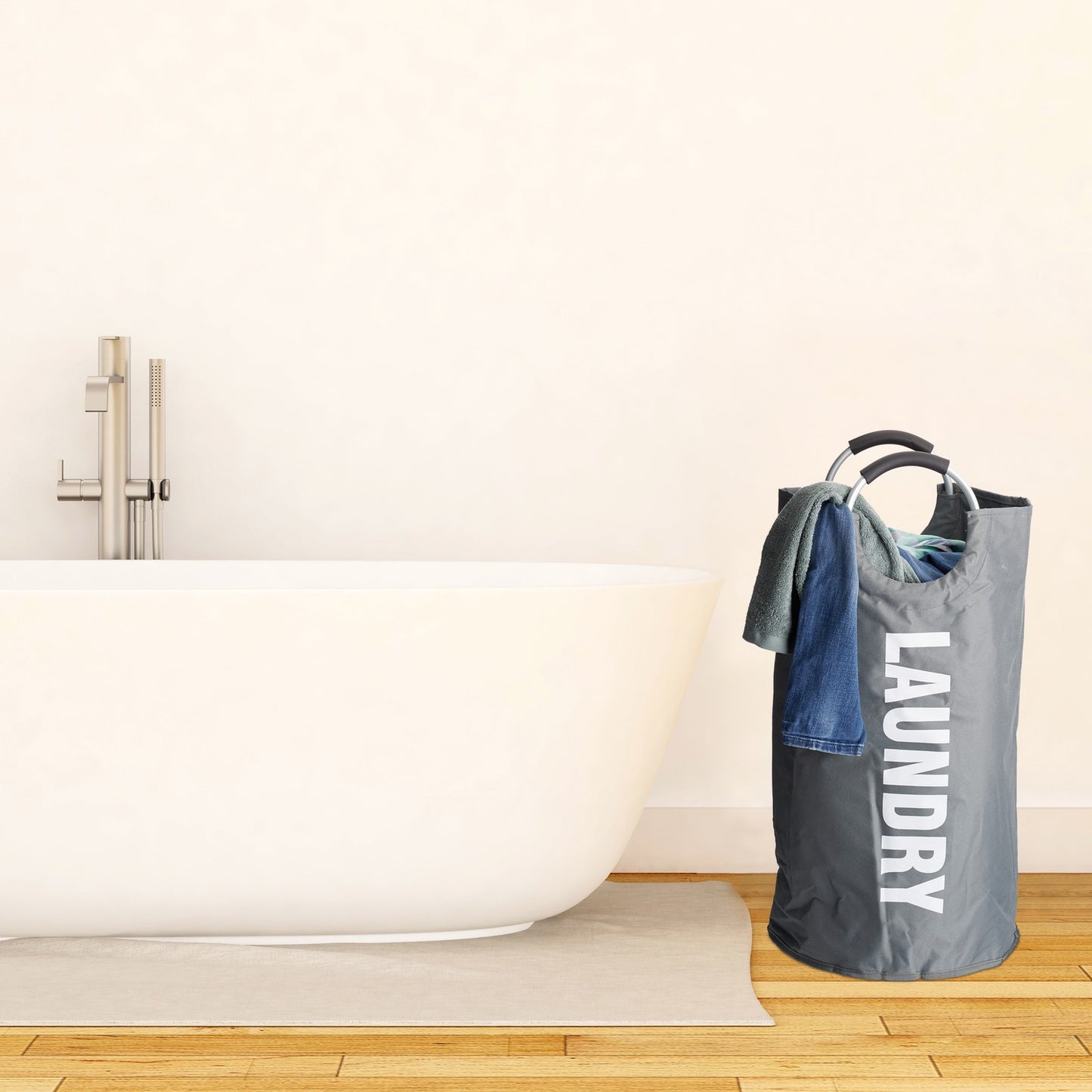 Collapsible laundry basket with handle